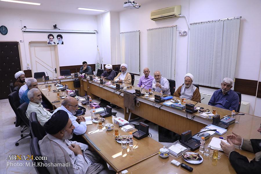 تقرير مصور/ مديرو مقر إعادة إعمار العتبات لمحافظة قم يلتقون بآية الله رمضاني